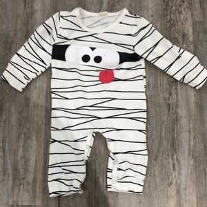 Baby Halloween Mummy romper/onesie pajamas. Size 70 = 0-3 Months.